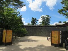 大手木戸門跡を通ります。
９月２１日～１０月３１日までの土日祝には松江水燈路が行われるそうです。
堀川に浮かぶ水燈路のライトアップ、きれいなんだろうなぁ。
城内には行燈が飾り付けられていました。こちらも夜に灯るときれいだろうなぁ。
