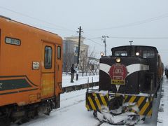 11：00～  11：30　津軽鉄道乗車

　向かいは「メロス号」

　架線が無いから、ディーゼルかな？