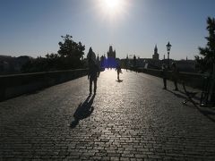 今日はヴルタヴァ川の東側、旧市街を散策します^^

カレル橋を渡るの何度目でしょう！

ここから眺める景色に飽きることはなさそう！


