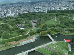 飛行機の時間まで少し余裕があるので、五稜郭タワーに寄り道。
曇っていましたが、綺麗な星型は顕在です。

そして、１階の売店で買った茹でとうもろこしが驚くほど美味しかった。