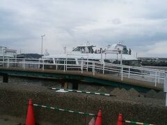 猿島へのフェリー船着き場は三笠のすぐ横．

これで横須賀港の戦艦三笠訪問はおしまいです．
―――――――――――
