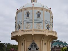 三の丸庁舎の駐車場から見えた、この瀟洒な建築物は「水戸市水道低区配水塔」と言って、市内の低地部分に水道水を給水するために昭和7年に造られたものなんだとか。
マカオにありそうな、淡い水色とクリーム色の配色が珍しいのはもちろん、各所に施されているレリーフも素敵です。
とても給水用の設備には思えませんね。
