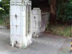 スケジュールの確認やツアー中の注意事項などを聞いているうちに、最初の目的地「茨城県三の丸庁舎」に到着です。
ここは旧茨城県庁だった場所ですね。
映画「アルキメデスの大戦」ではここは撮影には使われていませんが、様々なロケを行っている場所であるということと、次に向かう見学先にはトイレがないため、トイレ休憩を兼ねて、こちらに立ち寄ることになりました。
