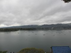 加茂湖だ。

何か養殖してるのかな？

両サイドが水辺ってステキね。