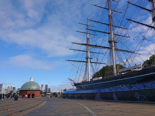 グリニッジ桟橋に到着。大きな船のモニュメントがある。