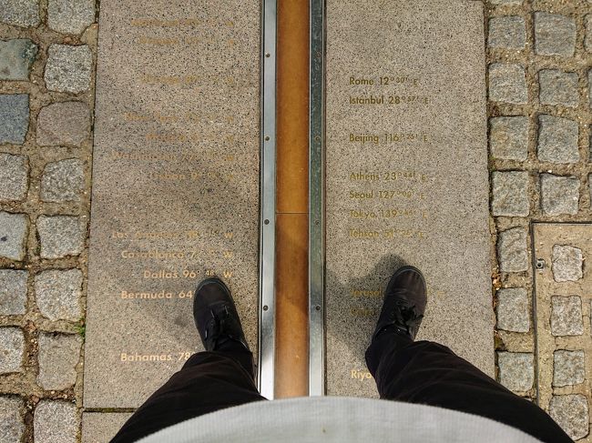 子午線をまたいでいるところ。右足が東経で左足が西経。<br /><br />