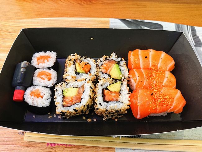 その後は電車でロンドンブリッジ駅へ移動。近くの寿司屋で昼食をとる。<br /><br />ロンドンの寿司はサーモンばかり。マグロなどはない。味は結構おいしかった。