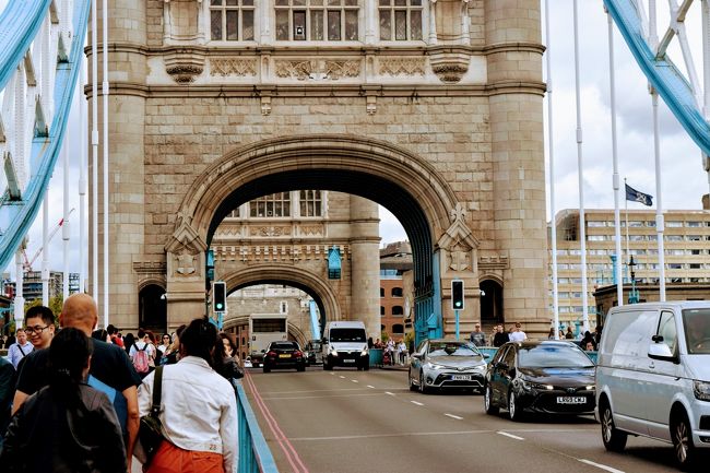タワーブリッジを渡っているところ。有名なスポットなので人もすごい。<br /><br />上に登れるようだったが、有料だったのでやめておいた。