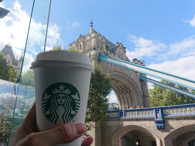 スタバで休憩。タワーブリッジを背景に撮影してみた。