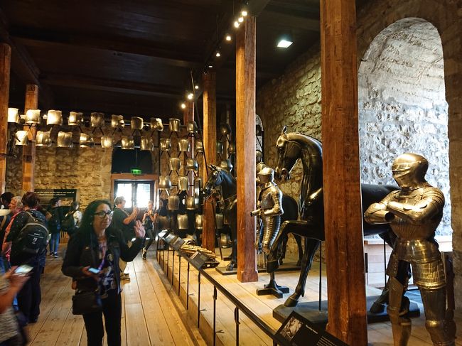 塔の内部はこんな感じ。色々な展示物がある。<br /><br />女王の王冠の展示が人気だった。