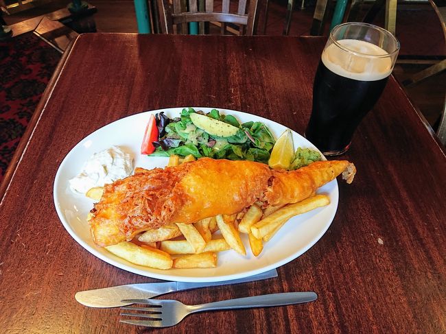 夕食はホテル近くのパブでフィッシュアンドチップスとギネスビール。写真だとわかりにくいけどかなり大きいので、一人で食べるのはちょっと辛かった。