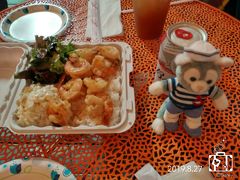 フラをみた後は、
『サムズ・キッチン』で、ガーリックシュリンプを…

二人でシェアしてちょうどよい量でした

ちなみに、アルコールは置いていないのですが、
持ち込み可なので、
近くのABC ストアで購入しました