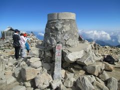 登り始めから1時間半足らずで木曽駒ケ岳山頂に到着。