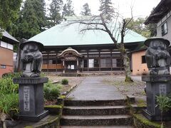 狸が出迎えてくれる永林寺