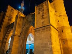 セリミエ・ジャーミー。
かつてはキリスト教の大聖堂でしたが、オスマン帝国に支配されてモスクに変えられてしまったそうです。
