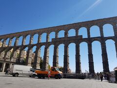 おおっ！いきなり水道橋が見えました！大きい！
橋の下に何かの舞台のようなものを組み立てていました。何かイベントがあるのかな？