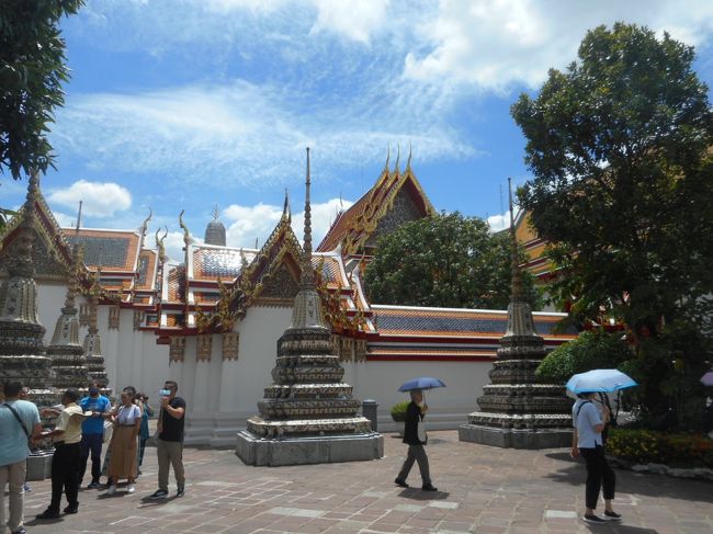 外は本堂を中心とした回廊になっています<br />とにかく広いのでツアーではない場合迷ったりして<br />すごく歩くことになります