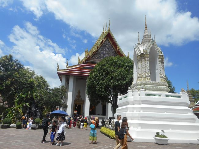 この建物の中いっぱいに涅槃仏が安置されています