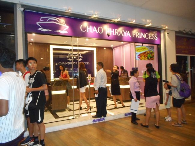 この日の夜は出発前に申し込んだ唯一の予定　ディナークルーズです<br />スマホに送られたバウチャーを見せると完了