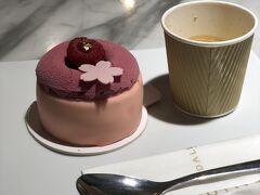 食事後、ギャラリーラファイエット、グルメ館のDalloyauで桜タルトを。