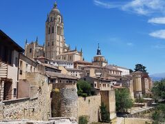 お腹いっぱいになったところで、ガイドブックに載っているようなアルカサルの姿を見るためにサンマルコス展望台（Mirador de la Pradera de San Marcos）へ向かいます。セゴビア美術館近くの、Mirador Museo de Segoviaからの眺め。
そこからPuerta de San Andresを抜け、下の方へ降りていきます。