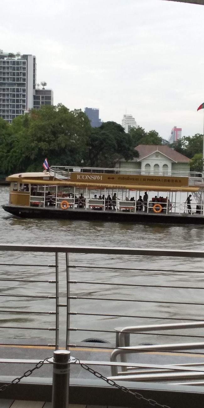 次の日はお土産探しに<br />リバーシティからアイコンサヤーム行きの渡し船これも無料シャトル<br />この後マーブンクローにも行きました