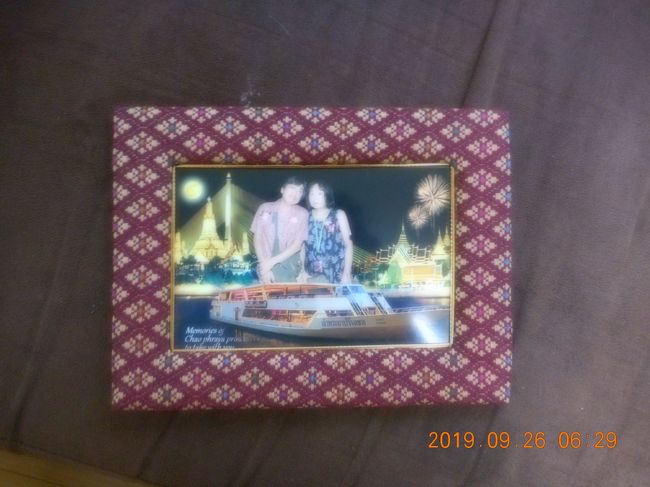 これは最初に撮った写真を船内で売りに来ます<br />夜景や船や花火とともに楽しく編集されてタイらしい額に入っていて<br />良い思い出になりました<br />200バーツ