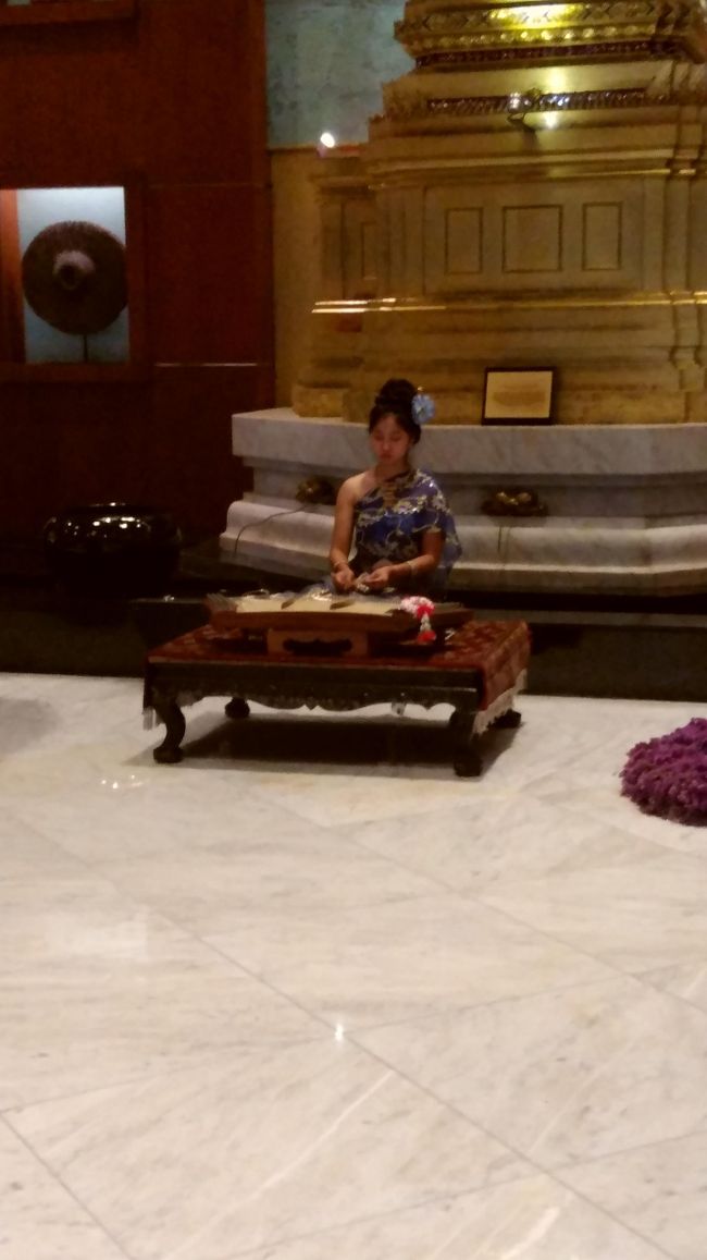 ホテルのロビーで演奏していたキムに送られて帰ります<br />あっと言う間の3泊でした