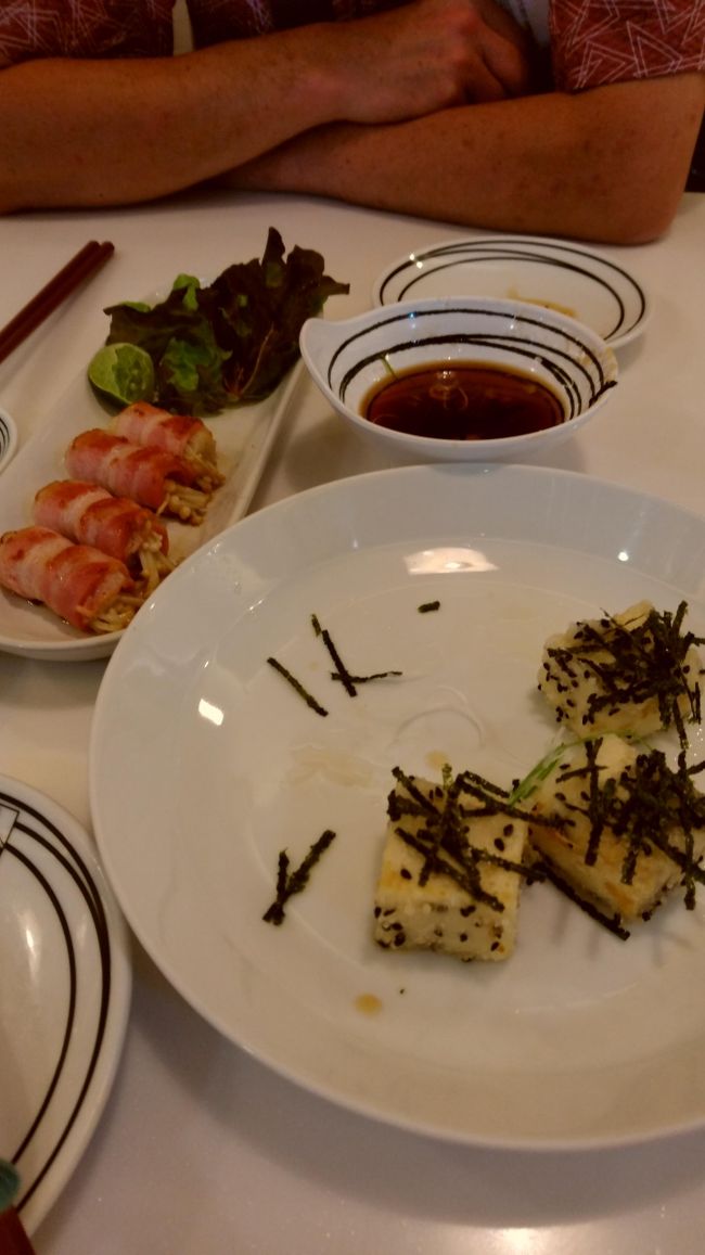 エノキのベーコン巻とたぶん揚げ出し豆腐<br />どうしても写真より先に食っちゃうんですね