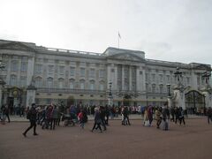 バッキンガム宮殿。ここから暫く歩いていたら、英国人の爺さん婆さんが「宮殿はどこですか？」と聞いてくるのです。NativeがForeignerに聴くなって！！