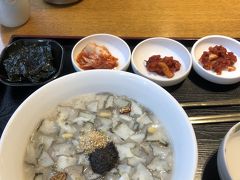 明洞のCongee Houseでアワビ粥。
お腹空いていたので美味しかったです。

1500ウォンでした。
