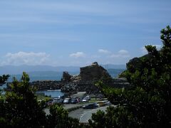 バスから降ろされたのは、素晴らしい景色の海岸道路でした。
　幸いマップで、自分の場所から1時間も歩けば(汗;)地質公園に到着するなと思いながら、今来た道をトボトボ歩きました。
　たまに、乗用車が通るので、人生初の「ヒッチハイク」を試してみましたが、ダレも怪しげな旅人風情には目もくれません。ようやく公園近傍の小さい漁港につくと、タクシーがいたので、後数百ｍ程度と分かっていましたが、乗り込みました。料金90元位だったので、100元を支払ったら、地質公園からの帰りにも利用して下さい。と言われ、運転手の携帯電話番号メモを渡されました。
　公園では、タクシー利用を考えていましたが、どうせ別なタクシーに乗るのだろうなと思い、とりあえずポケットに入れておきました。
　このタクシーの中の短い時間で、汗を拭いたり、携帯を確認したりしていた時に、なにげに横に「携帯電話」を置き忘れたのでした。