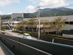 御殿場「プレミアムアウトレット」の駐車場から店舗への通路から、工事中の建物を見ます。