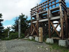 30分ほどで八幡平山頂に到着。標高1613ｍ。展望台に上がってみましょう。