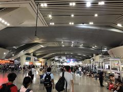 14:30
広州南駅に来ました！
ここの駅は中国本土各地からの鉄道のターミナル駅となっているので、日本では味わえないほど大勢の中国人が集まっており端から端まで移動するのが大変なほど大きな駅です！