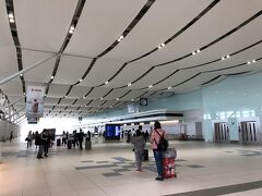 9/17　1日目
新しく2倍に増築されていた国際線のチェックインカウンターは以前の所から200Ｍも奥に移動していました、明るく開放感がありますが、結構歩きました…
国際線ターミナルロビーにはあのドン・キホーテ「ソラドンキ新千歳空港店」3階にあります！
