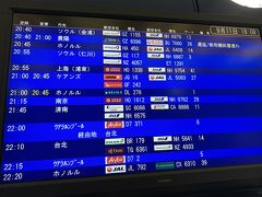 やっと、やっとの出発当日。
毎回のことではありますが、前日までに仕事に余裕を持って休めたことがありません…
が、ここまで来ればこっちのもの！（笑）
遅めの夏休みの始まりです♡

特に飛行機選びには拘りがないのですが、お決まりの如く今回もデルタ航空での渡ハ♪
出発の３時間前から開くチェックインカウンターに合わせて向かい、手荷物検査も並ばず、免税品も事前予約で、スイスイっとストレスフリー！

そして、まず最初のお楽しみへ。。。
今回利用したJTBさんのツアープランには、往路のラウンジ使用が特典でついていました(*⁰▿⁰*)
搭乗時間まで寛ぎに参りましょうぞ♪