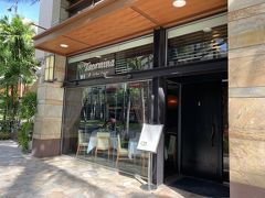 カラカウア通りを急ぎ足で歩き、やってきたのは、タオルミーナ シチリアン キュイジーヌ♡
午後３時までのランチタイムになんとか滑り込みました～！