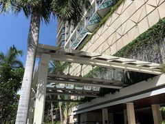 午後４時。
今回、お世話になるホテルはこちら！！

トランプ・インターナショナル・ホテル・ワイキキでーーーす！！！╰(*´︶`*)╯♡

一人徒歩で、フラフラとロビーのある階に上がってみたものの、フロントが分からず、挙動不審な客に。
ホテルの割にチェックインカウンターが小さかったため、これは違うだろうと思い込み、キョロキョロしていたところ、日本人のホテルの方が、声を掛けて下さり、慌ててレイを持ってきてくれました(T-T)
本当は、下の車止めのところでいただけるものだったのかもしれません(ﾟoﾟ;;
フロントのお兄さんも見た目とは異なり、流暢な日本語で、こちらが面食らうほど（笑）
不自由なくチェックインも済ませ、いよいよお部屋に参ります♪
出発前にメールで（日本語でメールOK）、ラナイ付きのお部屋をリクエストしていたのですが、結果は如何に？？？