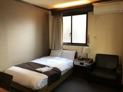 全体的に古めのホテル。シングルルーム喫煙室。
夫婦旅ですが私は喫煙室の為、今回の旅先では部屋は必ず別々、
シングル２部屋利用で。

角部屋だったので窓二ヶ所で明るい部屋。
エアコン下には一人がけのソファーも有り、スペースは広め。
でもベッド頭の窓の外は隣ビルの壁！
カーテン一枚では外の冷気が感じられ、頭や顔がスースーして
ちょっと眠りにくかったです。