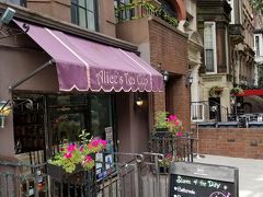 公園を散策した後はセントラルパークのすぐ近くにある「Alice's Tea Cup」へ。その名の通り「不思議の国のアリス」をイメージしたカフェレストランです。