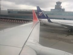 若干遅れましたが、その後霧も晴れてきて問題なく離陸、機内ではドリンクサービスもなく1時間半ほどでプラハ国際空港に着陸しました。
ついにやって来ました！初めてのチェコ！初めてのプラハ！