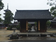 『第70番札所 七宝山 持宝院 本山寺』
本山寺には門が３つあるそうです。
正面の仁王門は鎌倉時代のもので八脚門で、和、唐、天竺の三様式が取り入れられてるそうです。
左右に壁がないのが斬新w