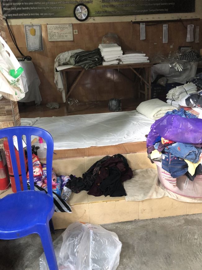 ホテルのシーツや色々洗ってました<br />ごちゃついたランドリーでしたが柔軟剤のいい香りが充満してました。