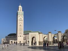 ハッサン2世モスクに到着。

1986年～1993年、8年の歳月をかけて造り上げたモロッコ最大のモスクです。

