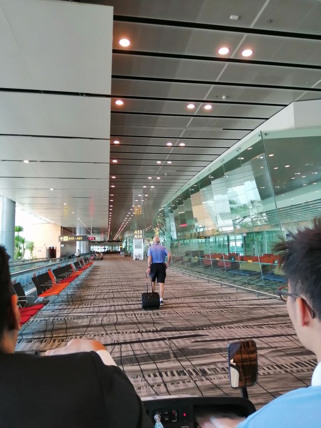 帰りは…<br /><br />バリ島からの飛行機が遅れて<br /><br />チャンギに着いたのが…<br /><br />なんと関空出発の20分前(*_*)<br /><br />こりゃまずいと思って走ろうとしたら<br /><br />飛行機降りたところで空港スタッフが<br /><br />関空行きの人数確認して全員確保…<br /><br />乗り場まで誘導してくれました…<br /><br />T3に着いたらトラムみたいなので<br /><br />全員を乗せて出発ゲートへ