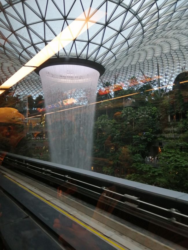 スカイトレインに乗って<br /><br />新しく出来た巨大な滝を見ながら<br /><br />T2に向かいます(^.^)