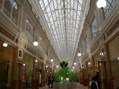 小さな入口でちょっと分かりにくかったけどパッサージュがあった。
宇宙人のオブジェが謎だけど綺麗なパッサージュ。