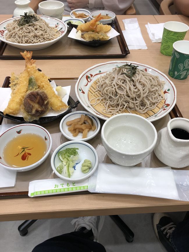 羽田に向かう前に、青森空港のフードコートで昼食。<br />天ざるです。