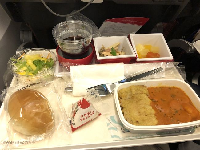 生江史伸シェフ監修メニューの機内食です。<br />若鶏のディアブル風　栗とニョッキのオーロラソース<br />秋の鱒ときのこのマリネ<br />フレッシュサラダ　ドレッシング<br />干し柿とヨーグルトムースのシャロットケーキ　でした。<br />飲み物はコーラにしました。<br /><br />